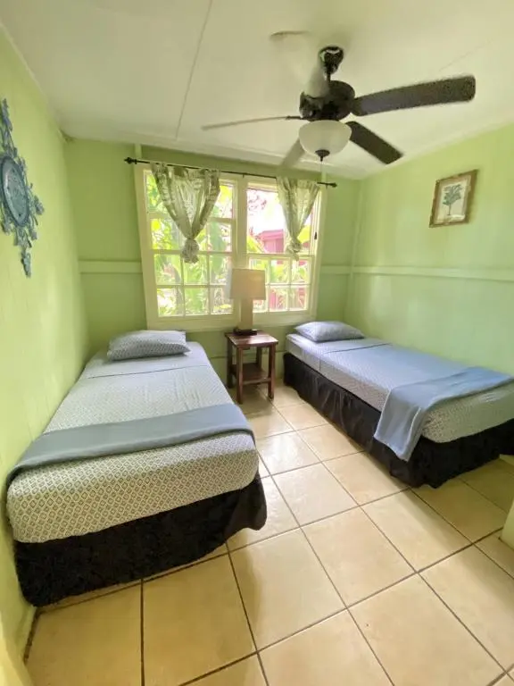 Banana Bungalow Maui Hostel hotel interior