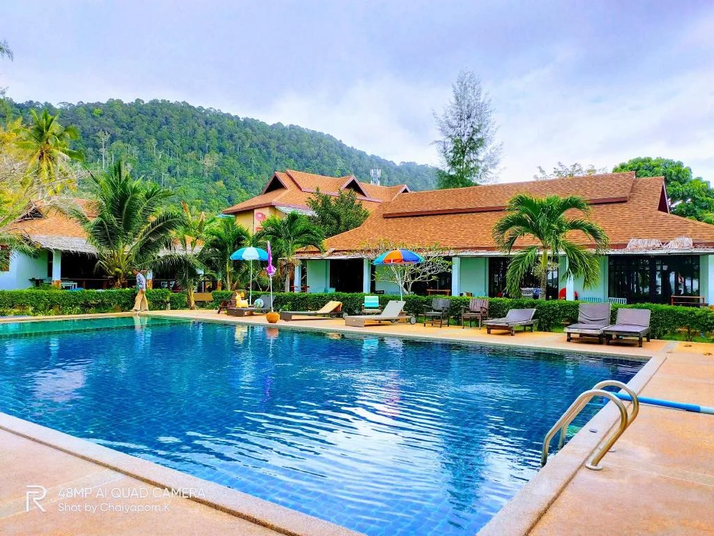 Banana Beach Resort hotel in San Pedro