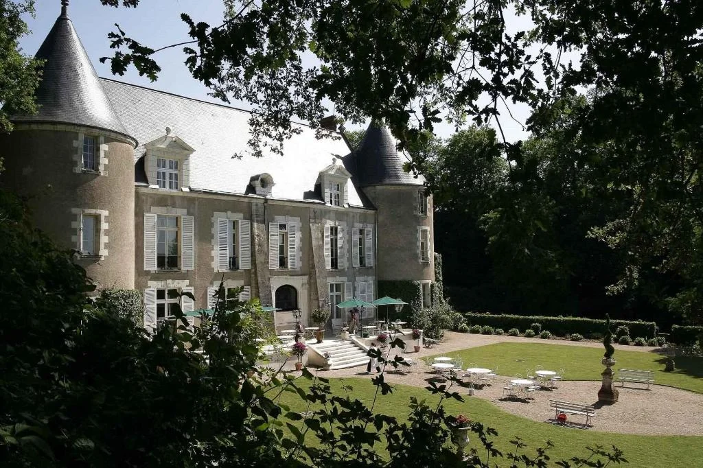 Château de Pray hotel in Chargé
