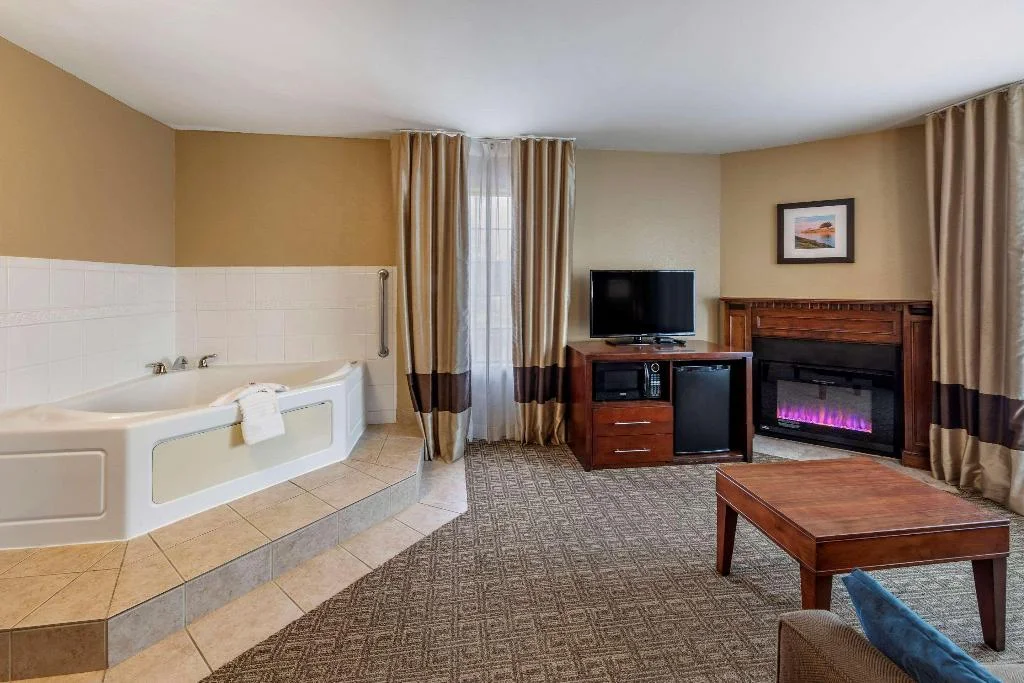 Comfort Suites Seven Mile Beach hotel in George Town