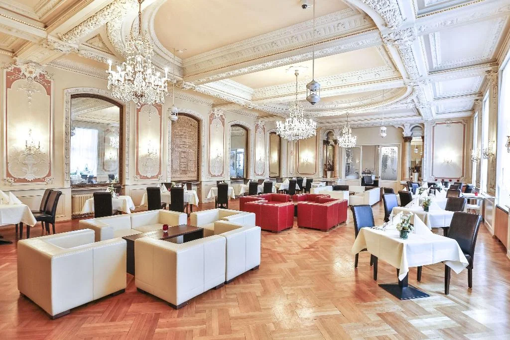 Hotel Zum Hirschen hotel in Zell am See