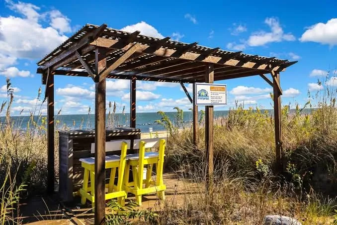 900.A Seaside 2 Br Duplex Wrap-Around Porch, Private Beach & Walkways, Beachfront Grilling, Hot Tub & Kayaks, Portsmouth exte