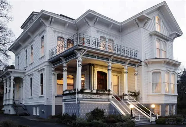 Amethyst Inn, Victoria exterior view