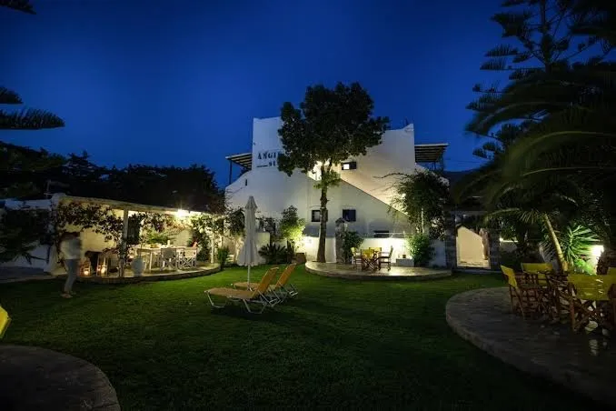 ANGIE' S STUDIOS, Paros exterior view
