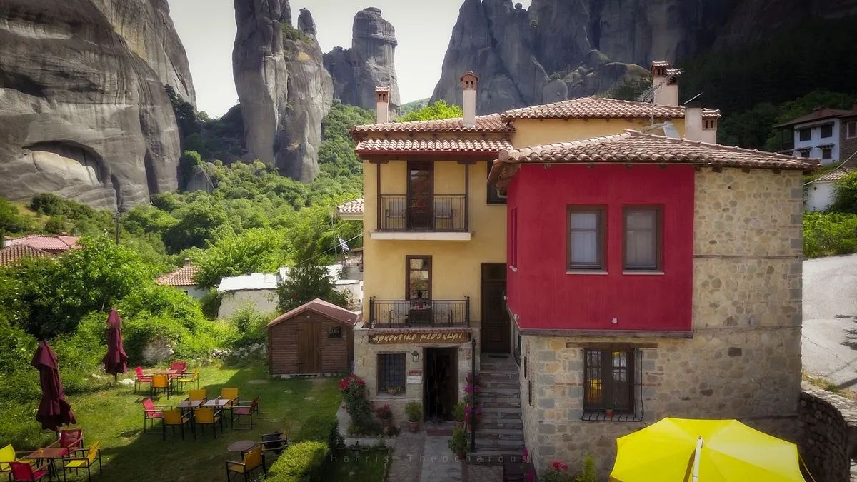 Archontiko Mesohori Meteora, Meteora exterior view
