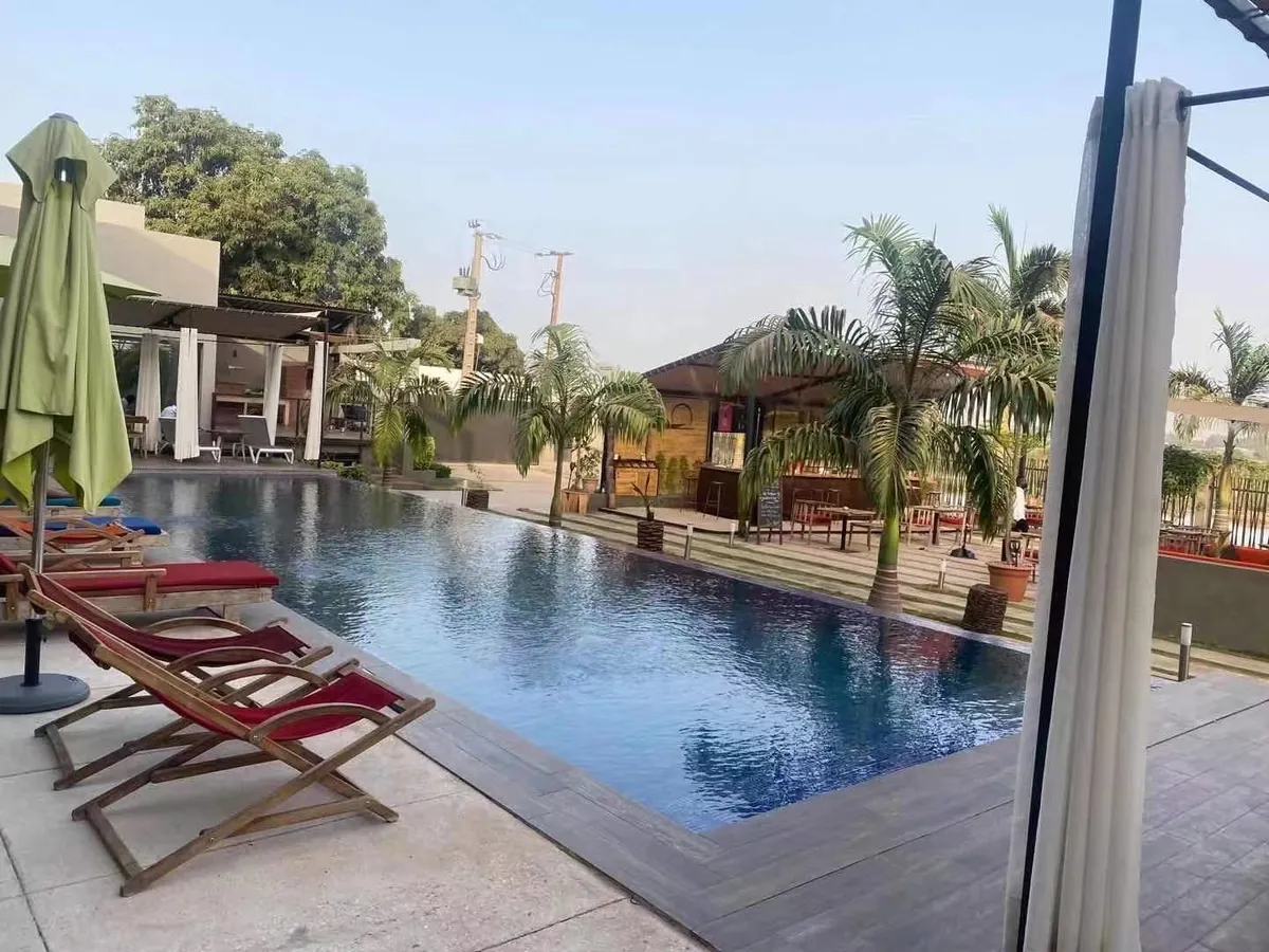 Au bord de l'eau, Bamako exterior view