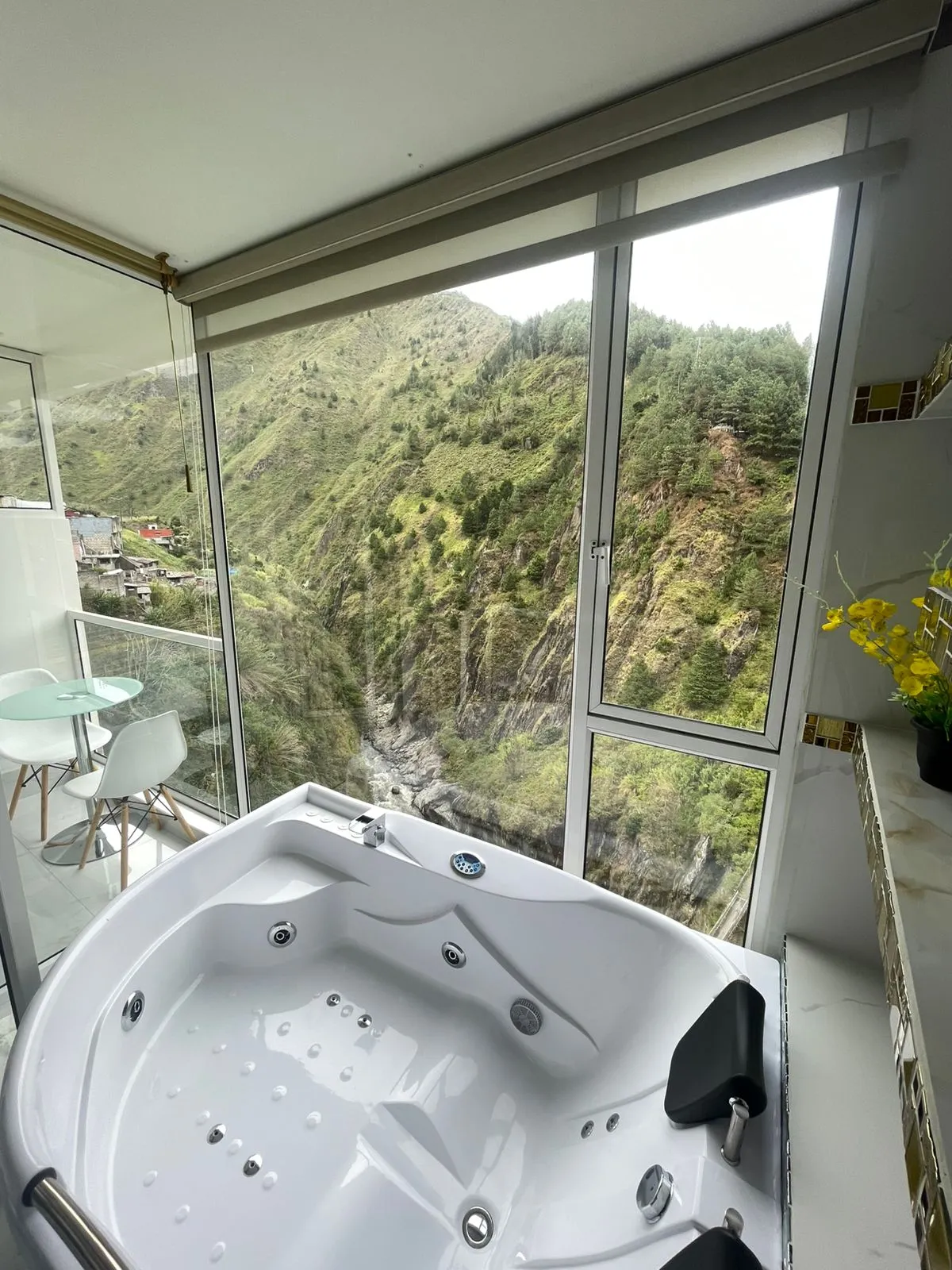 Balcon del Cielo, Banos exterior view