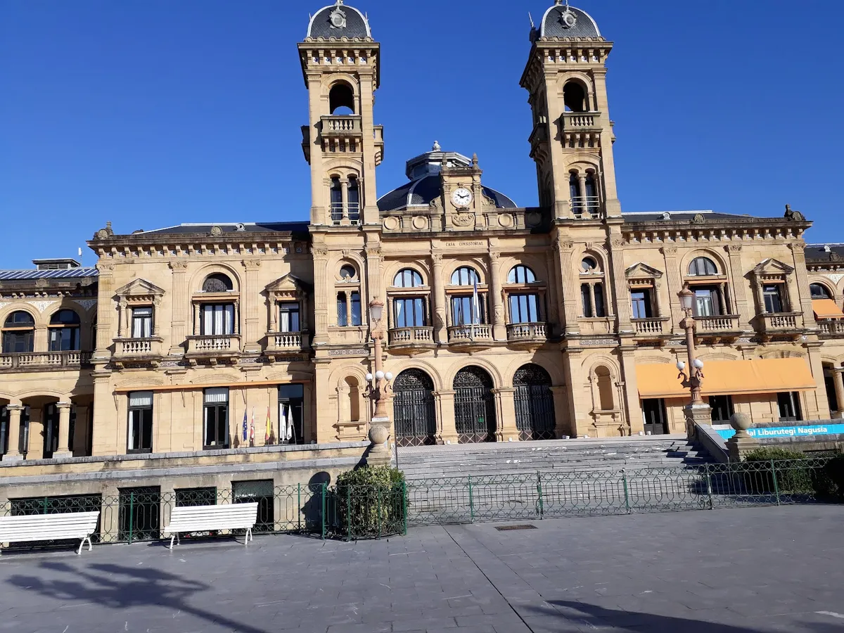 Begoña ostatua, Bilbao exterior view