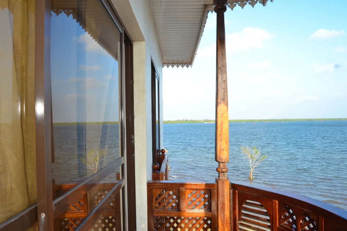 Beytul Habaib, Lamu exterior view