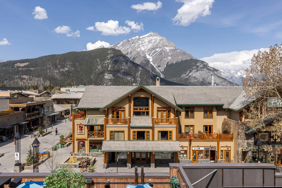 Brewster Mountain Lodge, Banff exterior view