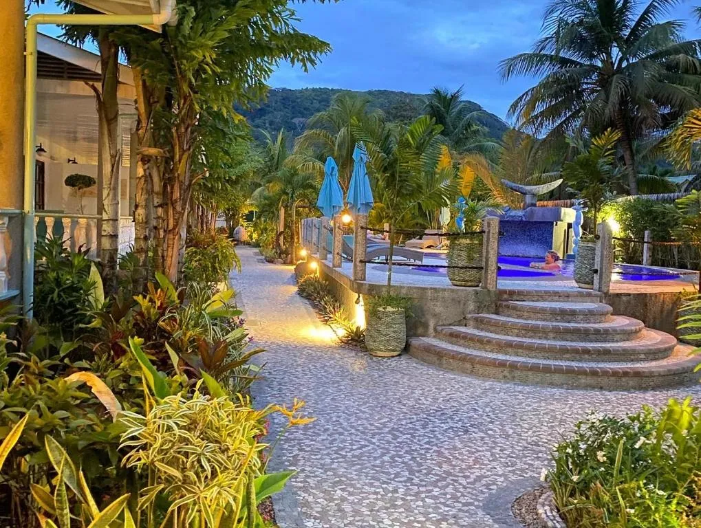 Cabanes des Anges, La Digue exterior view