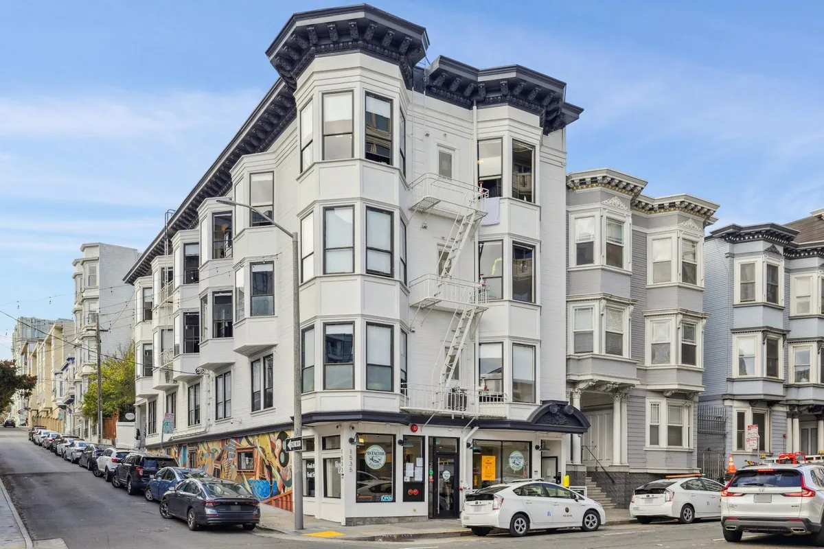Chapter San Francisco, San Francisco exterior view