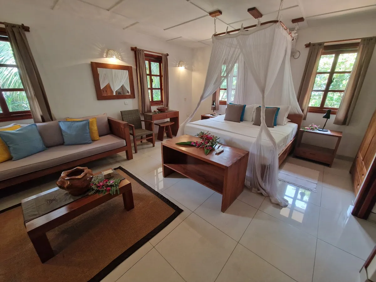 Domaine Les Rochers, La Digue exterior view