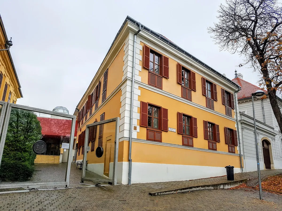 Dome Pilgrim House, Pecs exterior view