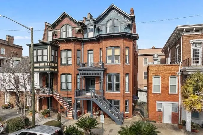 Downtown Savannah: Queen Anne's Victorian +Parking, Savannah exterior view