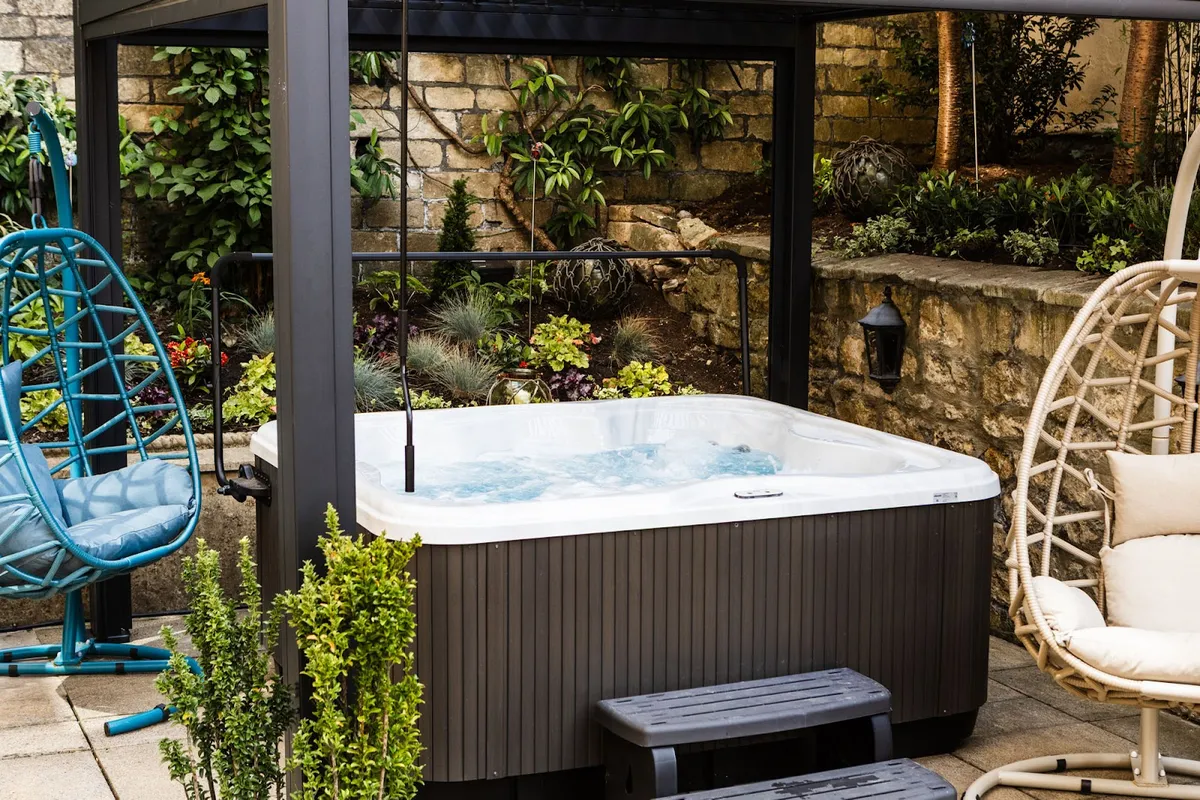 Dukes Bath, Bath exterior view