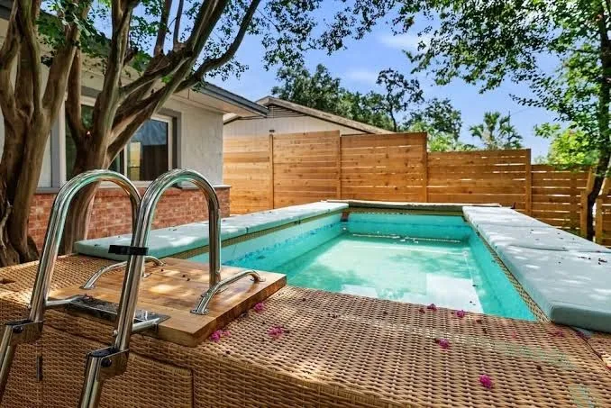 E. Austin Family Hangout! Pool & BBQ -Fully fenced, Austin exterior view