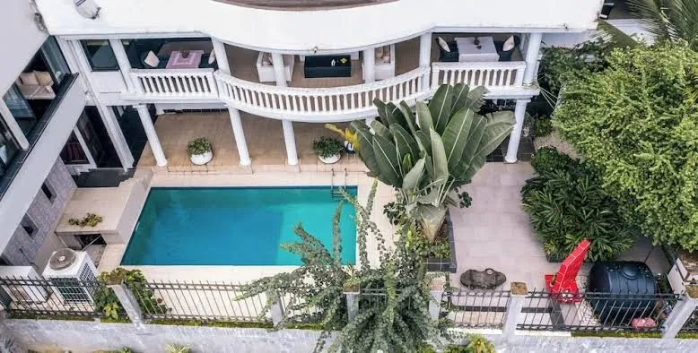 El Versace, Douala exterior view