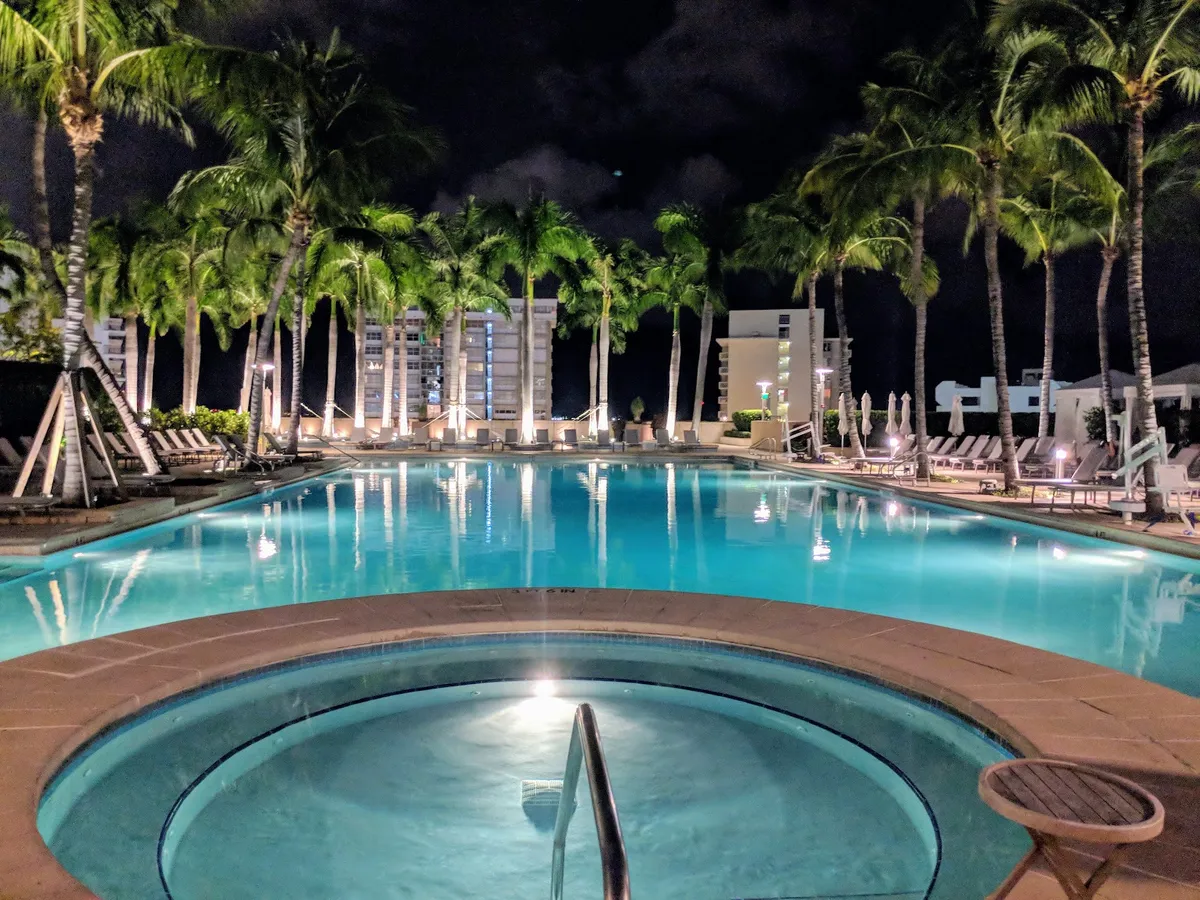 Four Seasons Hotel Miami, Miami exterior view