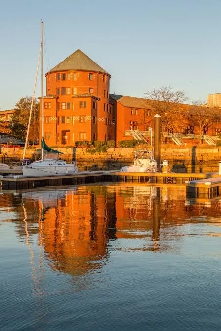 Fun houseboat. Walk to Boston attractions WIFI, Boston exterior view
