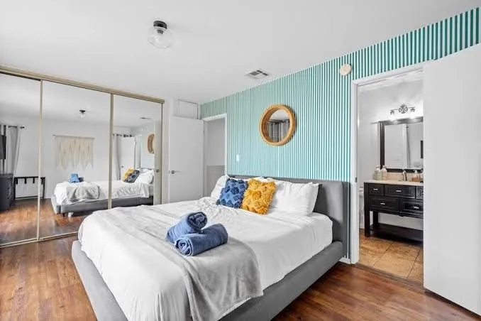 Heart of Hollywood ★ 2 Car Private Parking ★ Walk To Attractions!, Los Angeles exterior view