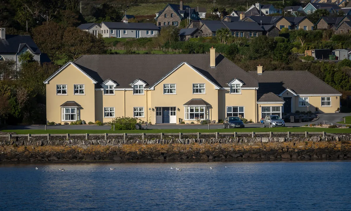 Heaton's Dingle, Dingle exterior view