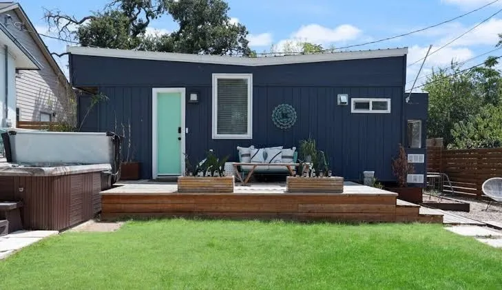 HGTV Featured Tiny Home w Hot Tub Near East 6th St, Austin exterior view