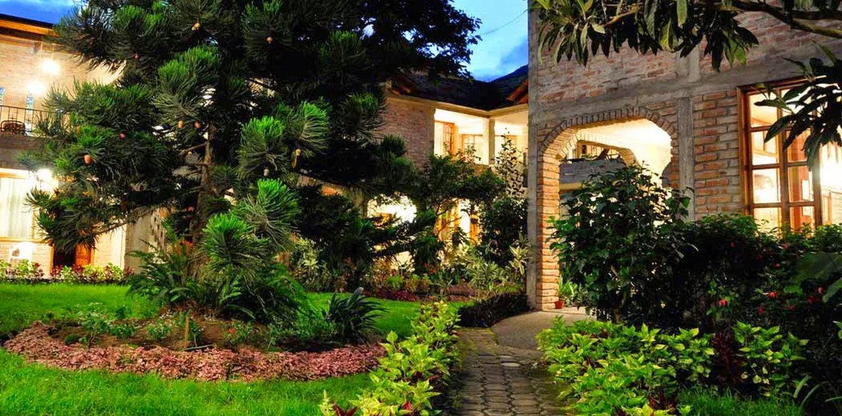 Hotel La Floresta, Banos exterior view