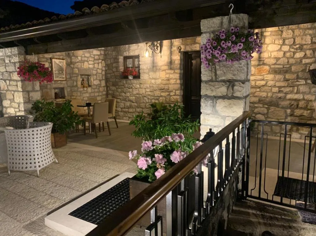 Hotel Oda Tomori, Berat exterior view