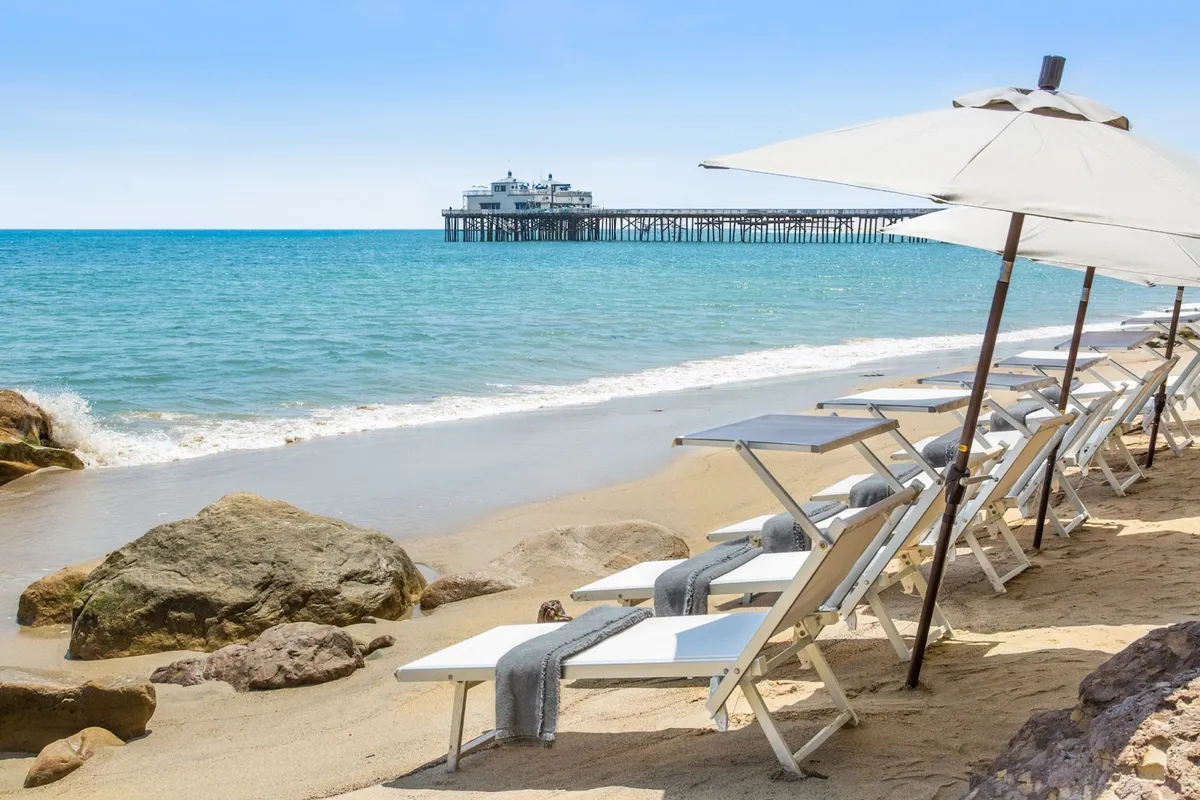 Malibu Beach Inn, Seven Mile Beach exterior view