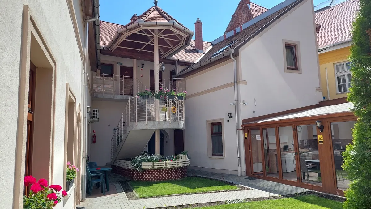 Mecset Apartman, Eger exterior view