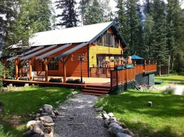 Mount Robson Mountain River Lodge, Canadian Rockies exterior view
