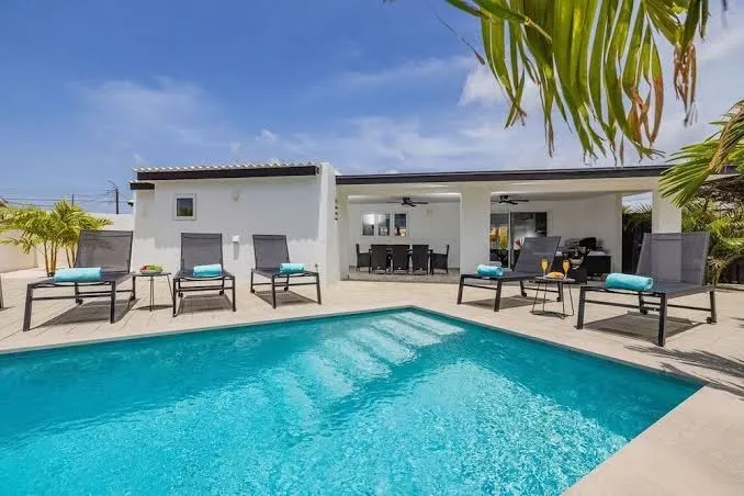 NEW Modern 3 Bedroom “10 minute walk to the Beach”, Eagle Beach exterior view