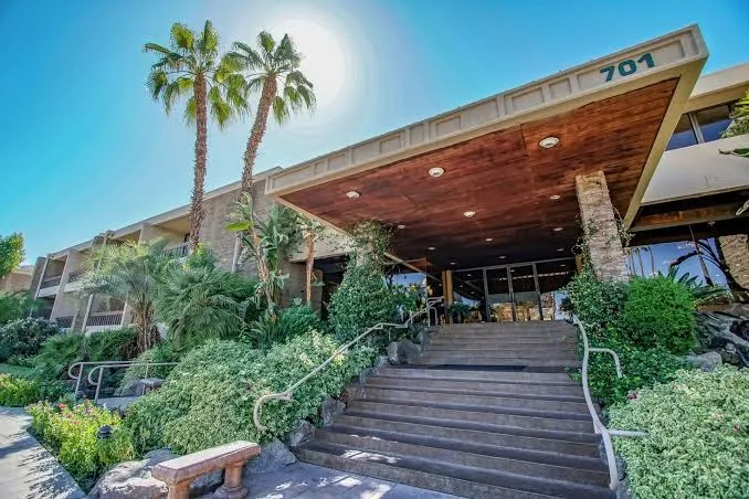 Palm Springs Tennis Club, Lope exterior view