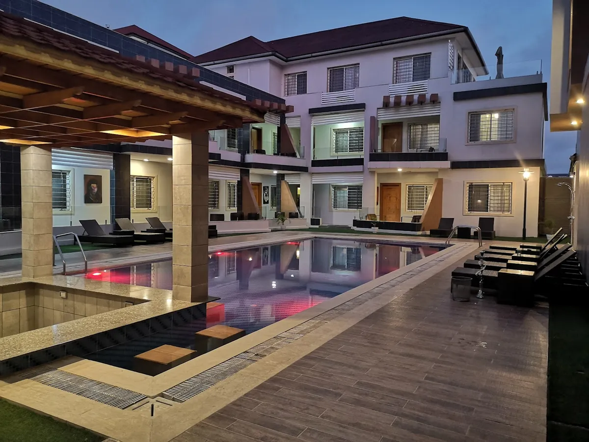Pearl Hotel, Freetown exterior view