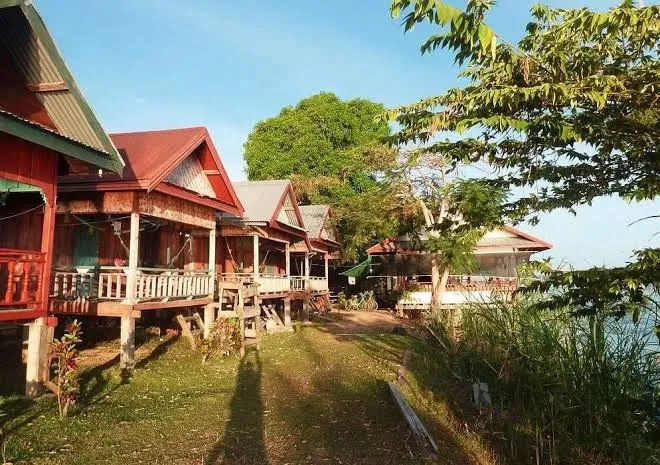 Phao Riverview Bungalows, 4000 Islands exterior view