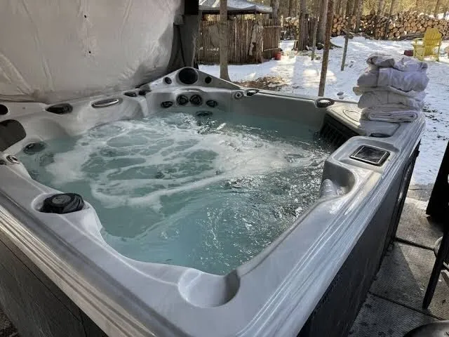 Rustic Cozy Cabin with hot tub, Canadian Rockies exterior view