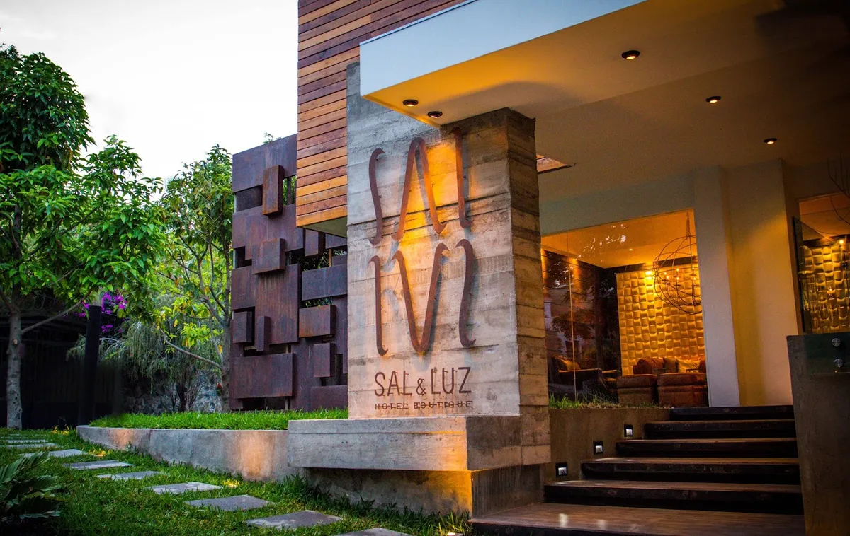 Sal y Luz, San Salvador exterior view