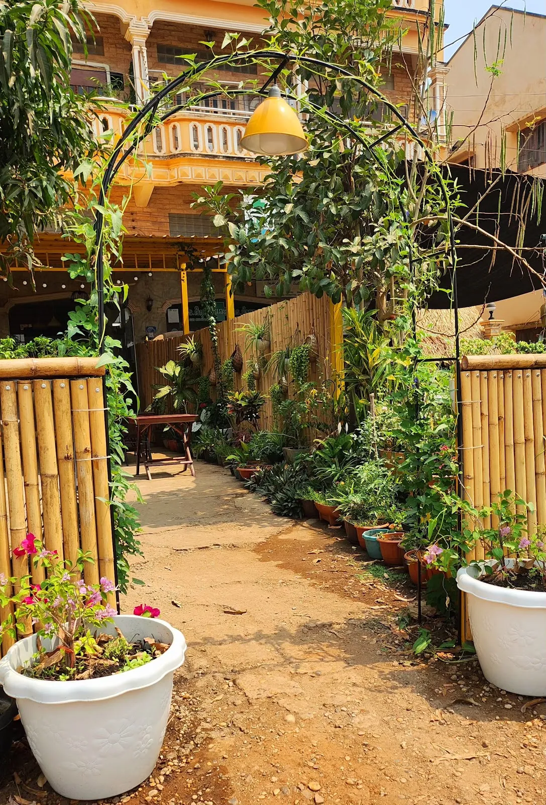 Samlee's Garden Restaurant Pakse | ສວນອາຫານສຳລີ, Pakse exterior view