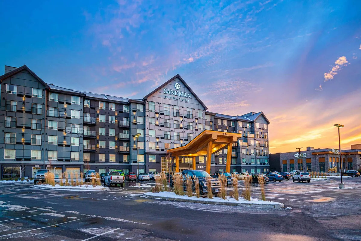 Sandman Signature Ottawa Airport Hotel, Ottawa exterior view