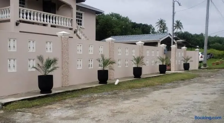 Skyland Oasis, Crown Point exterior view