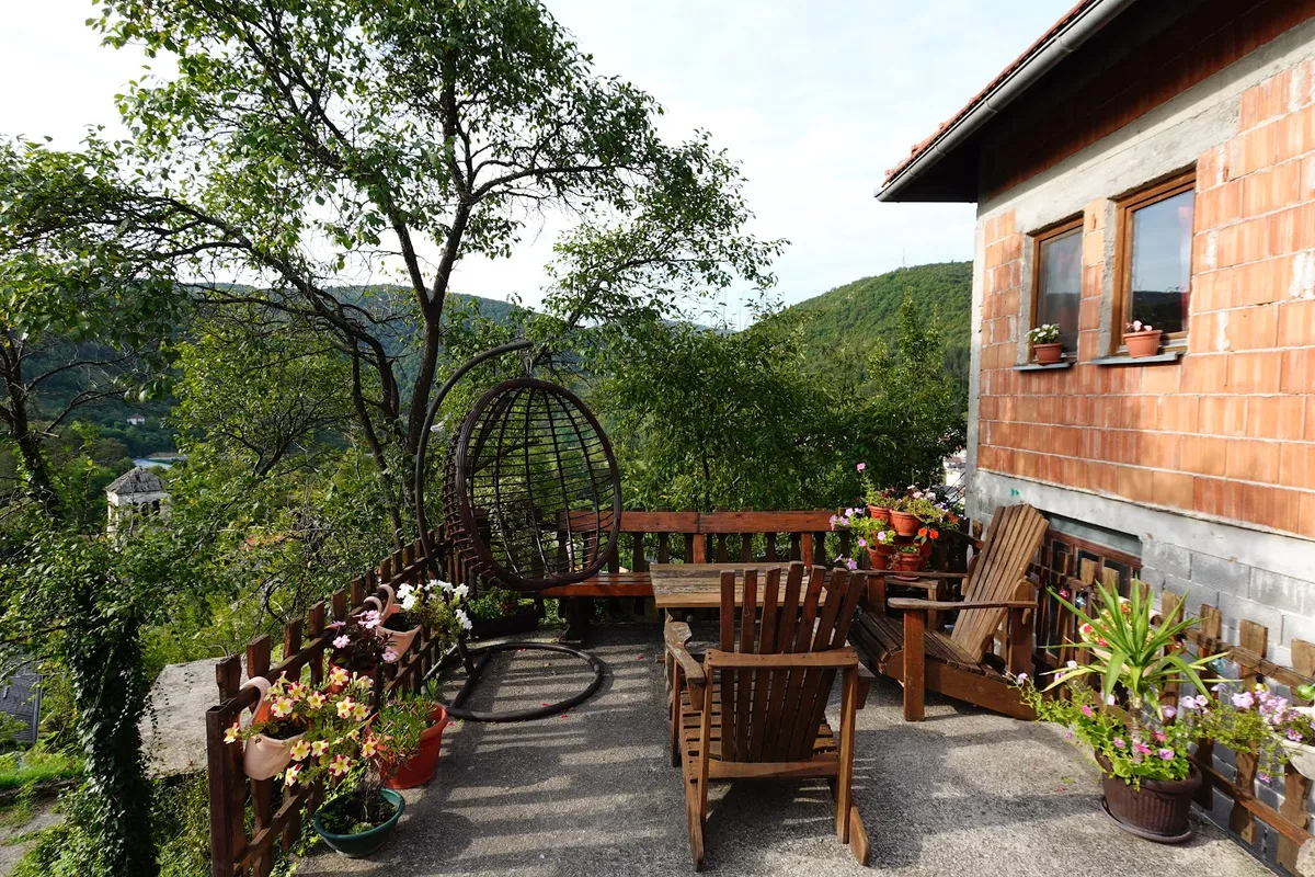 Smjestaj Jajce Mima, Jajce exterior view