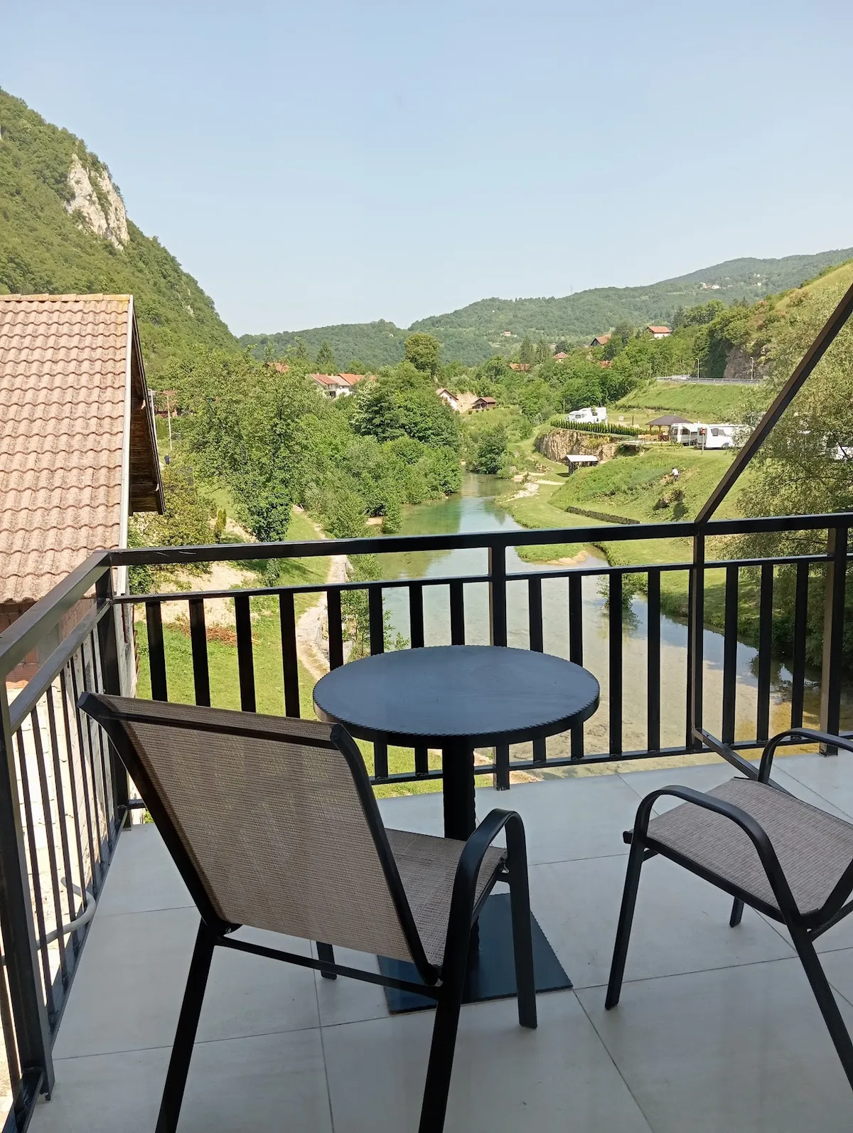 Sobe Zizi, Jajce exterior view