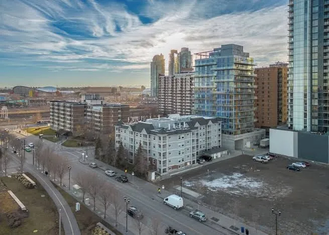 Spacious Riverfront DT Condo: 3 Beds, AC, Heated Parking, Stampede & Saddledome, Calgary exterior view