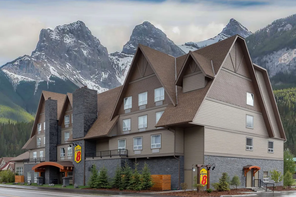 Super 8 by Wyndham Canmore, Banff exterior view