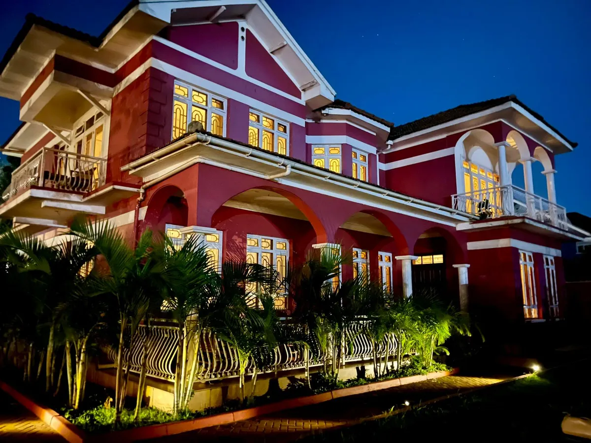 The Jewel And The Lake, Jinja exterior view