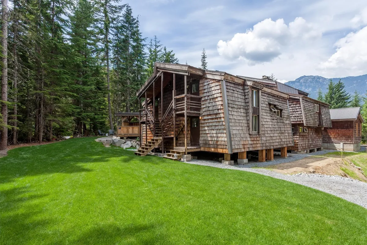 Whistler Lodge Hostel, Whistler exterior view