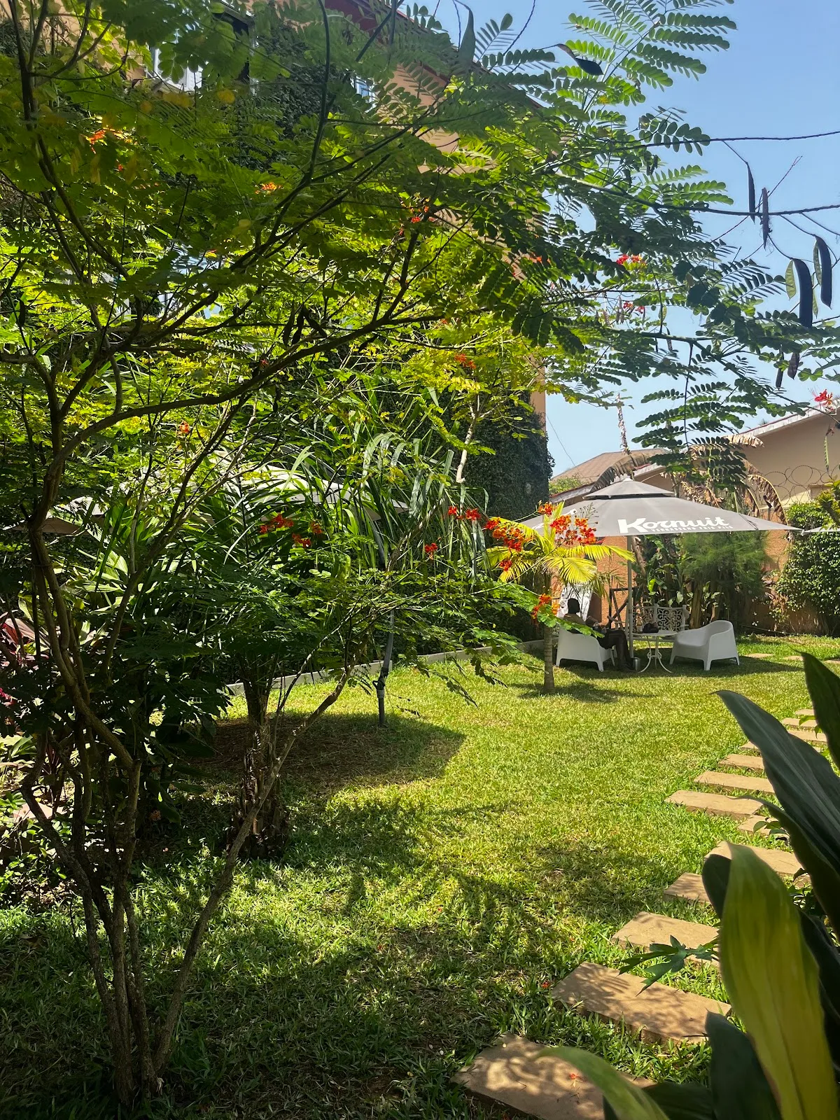 Woro Ladia, Conakry exterior view