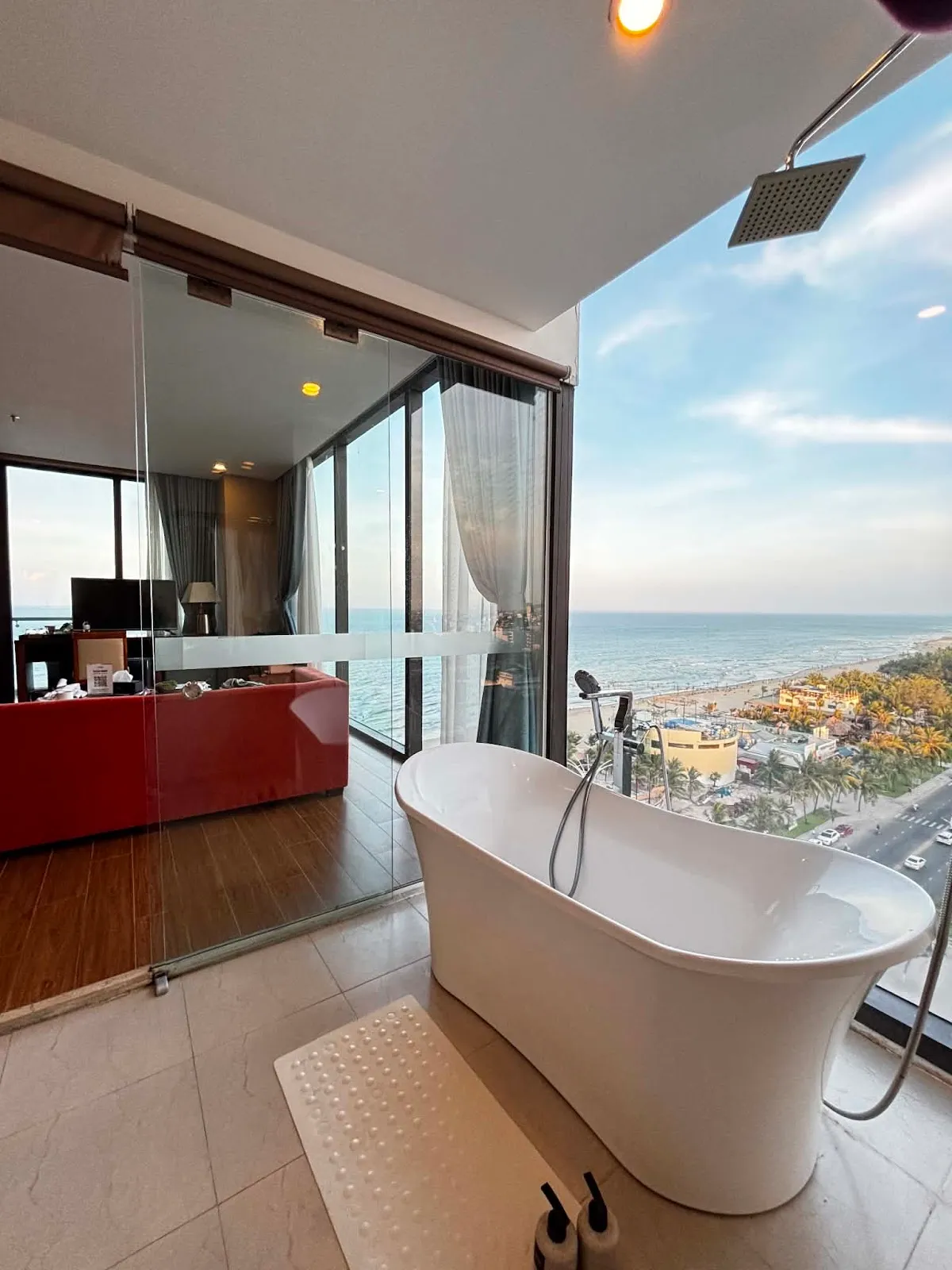 Yarra Ocean Suites Danang, Da Nang exterior view