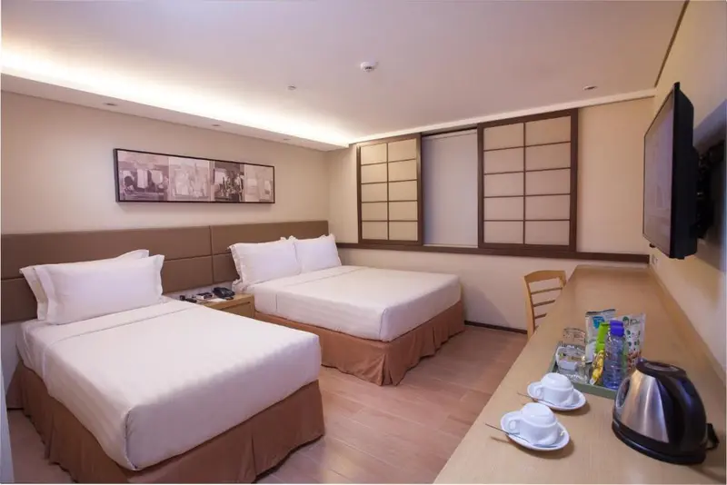Holiday Inn Express Makati hotel interior